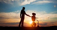 Mens en robot staan buiten en houden elkaars hand vast