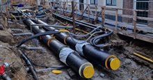 Opengebroken straat waar een collectief warmtesysteem wordt gerealiseerd