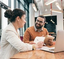 vrouw en man in werkbespreking over innovaties