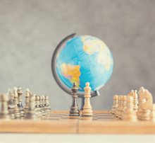 Schaakbord met wereldbol op de achtergrond
