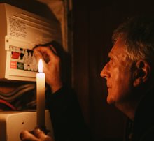 Man controleert zekering in meterkast