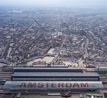 Naam 'Amsterdam' boven op station Amsterdam Centraal