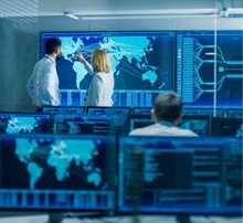 Cybersecurity-discussie voor wereldkaart tussen man en vrouw
