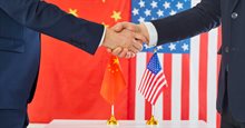 Onderhandelaars uit China en de VS bereiken handelsakkoord, sluiten deal en schudden elkaar de hand