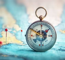 Magnetisch kompas en pins gebruiken om locaties op de wereldkaart te markeren