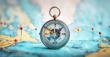 Magnetisch kompas en pins gebruiken om locaties op de wereldkaart te markeren