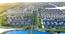 Luchtfoto van een modern duurzaam woongebied in Almere, waar de stadswarmte deels wordt opgewekt door een zonnepaneeleiland (Zoneiland). (3)