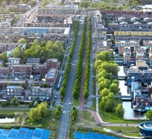 Luchtfoto van een modern duurzaam woongebied in Almere, waar de stadswarmte deels wordt opgewekt door een zonnepaneeleiland (Zoneiland). (2)