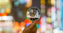 Vergrootglas met blur achtergrond